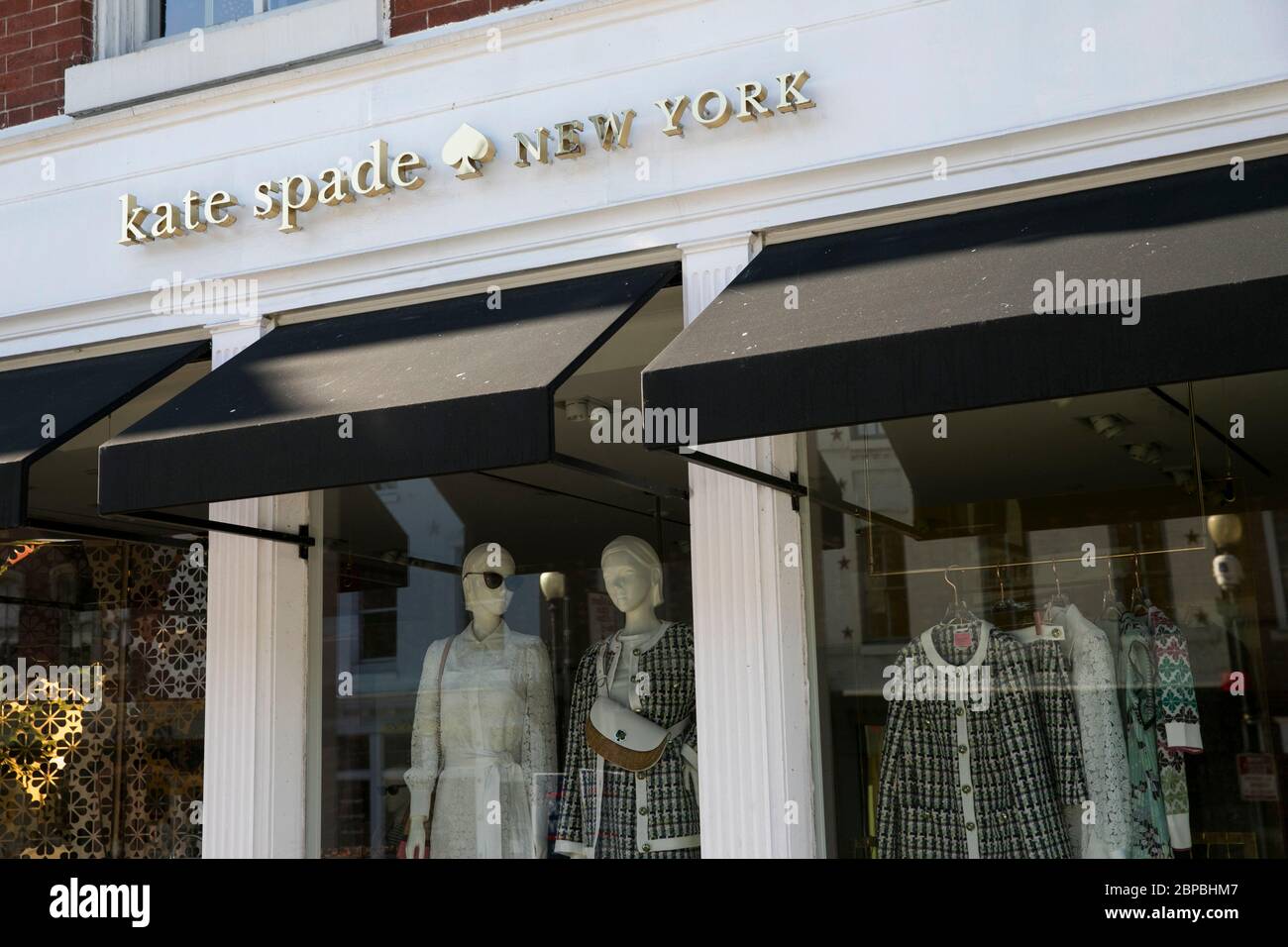 Un logo à l'extérieur d'un magasin de détail Kate Spade à Washington, D.C., le 9 mai 2020. Banque D'Images