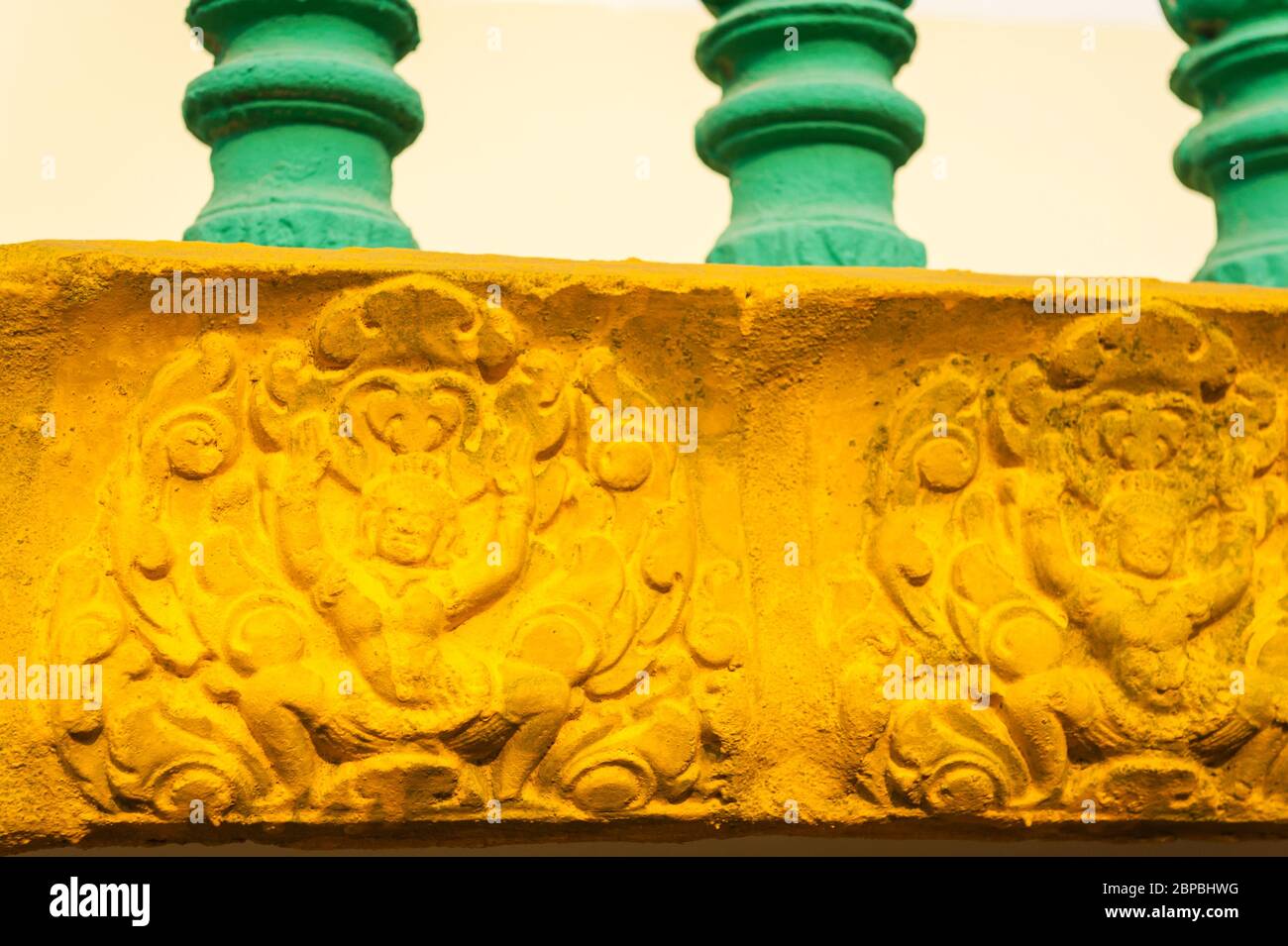 Décoration de Bouddha sur le balcon d'une maison. Kampong Phluk, province de Siem Reap, centre-nord du Cambodge, Asie du Sud-est Banque D'Images