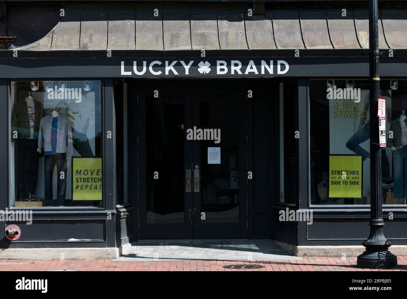 Un logo à l'extérieur d'un magasin de détail Lucky Brand Jeans à Washington, D.C., le 9 mai 2020. Banque D'Images