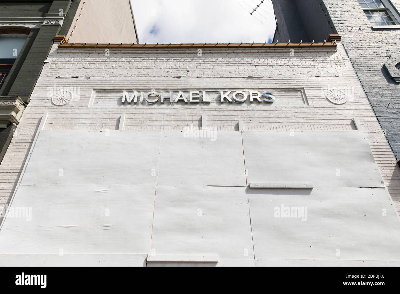 Un logo à l'extérieur d'un magasin Michael Kors à Washington, D.C., a été fermé le 9 mai 2020. Banque D'Images