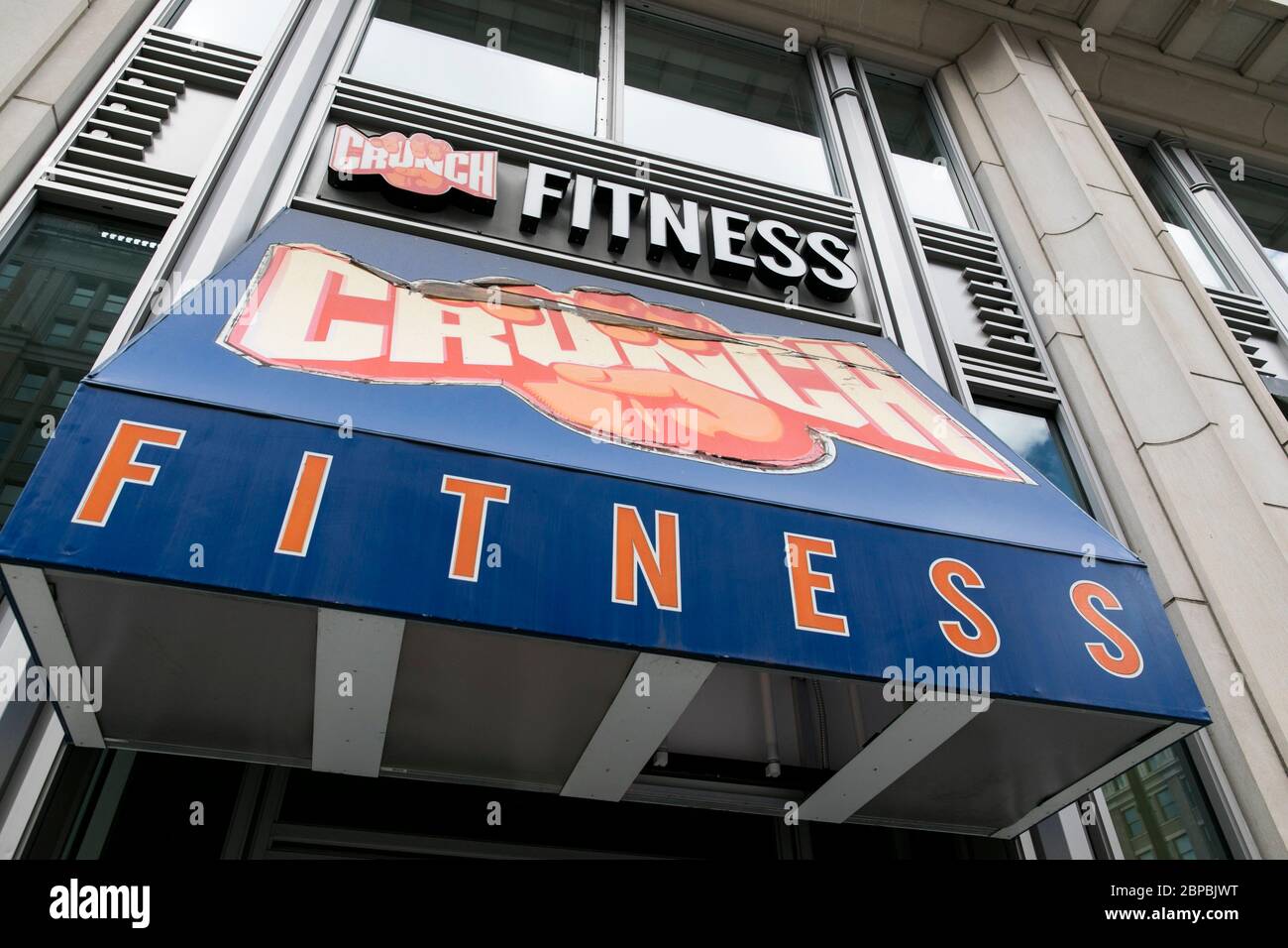 Un logo à l'extérieur d'un emplacement Crunch Fitness à Washington, D.C., le 9 mai 2020. Banque D'Images