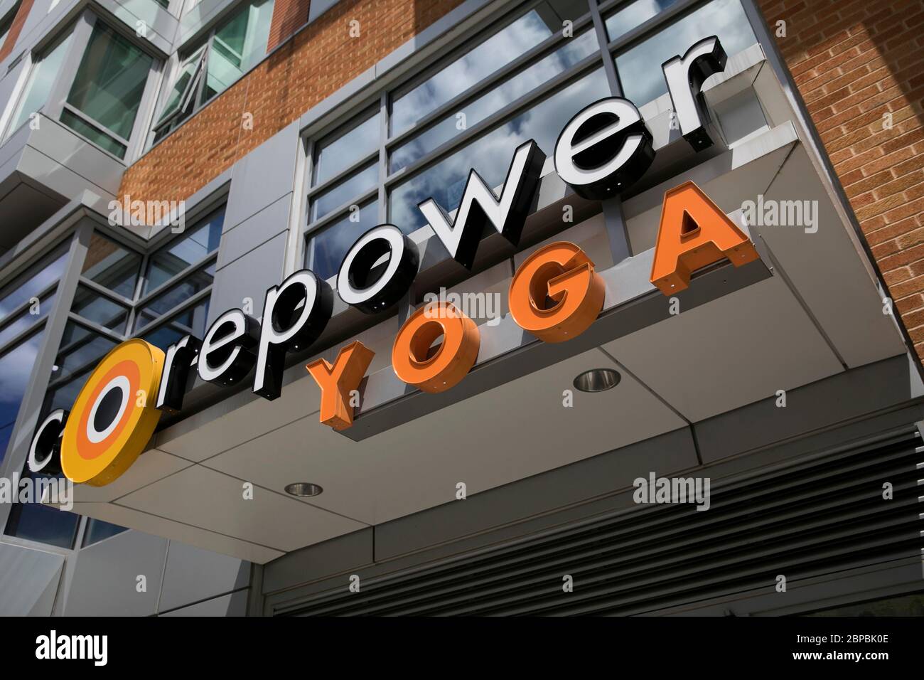 Un logo à l'extérieur d'un emplacement CorePower Yoga à Washington, D.C., le 9 mai 2020. Banque D'Images