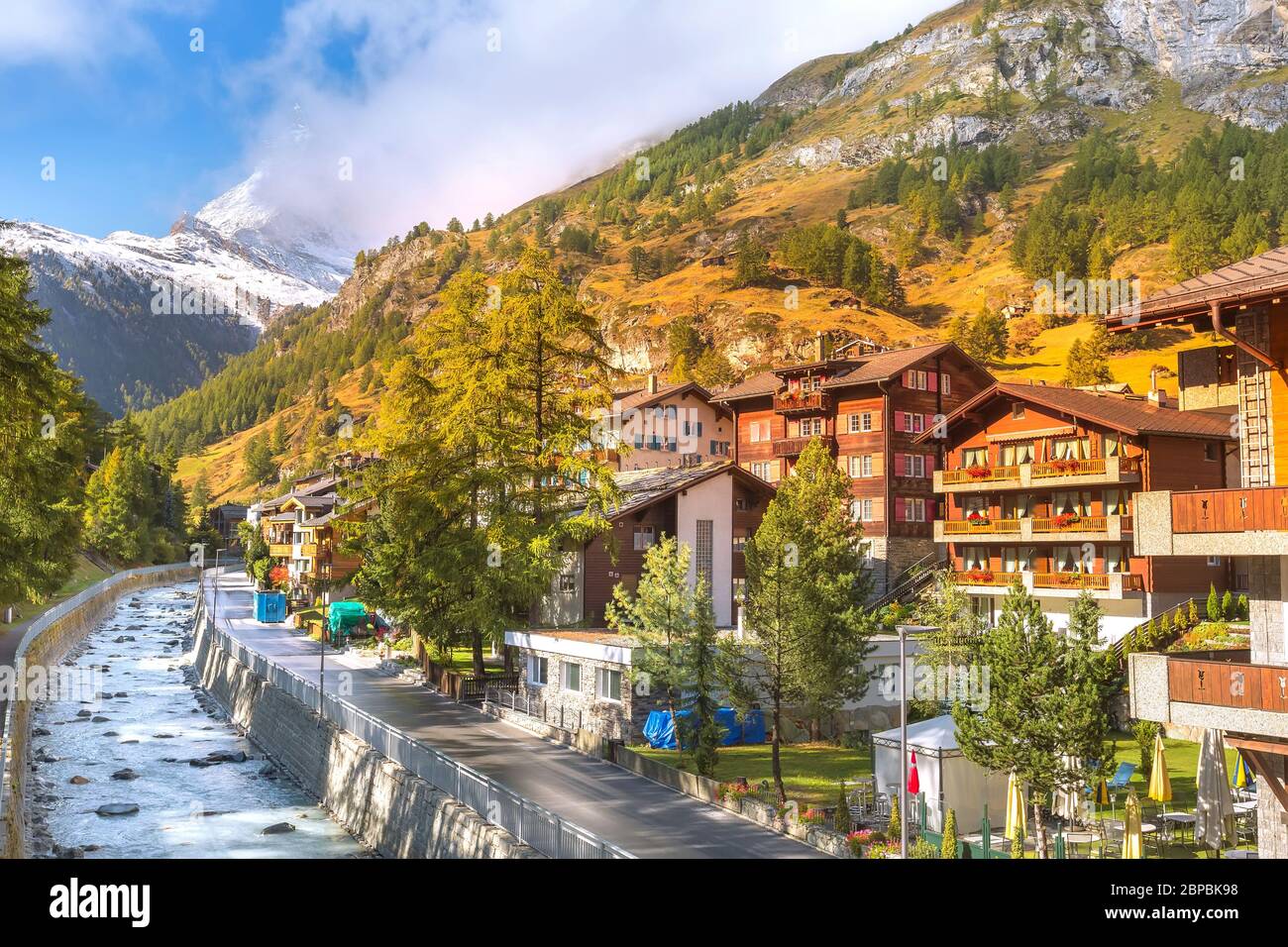 Zermatt, Suisse vue sur la rue dans la célèbre station de ski des Alpes suisses, rivière, montagne de neige Banque D'Images