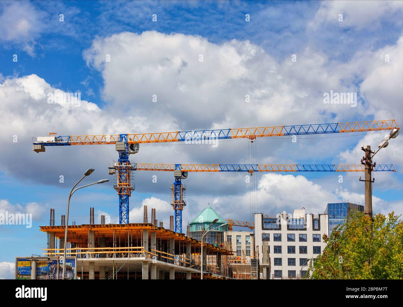La construction moderne d'un bâtiment de haute hauteur utilisant la méthode de la technologie de cadre monolithique. Banque D'Images