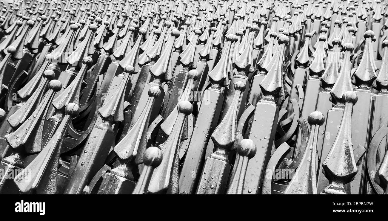 grand entrepôt de nouvelles sections de clôture en acier, photo noir et blanc Banque D'Images
