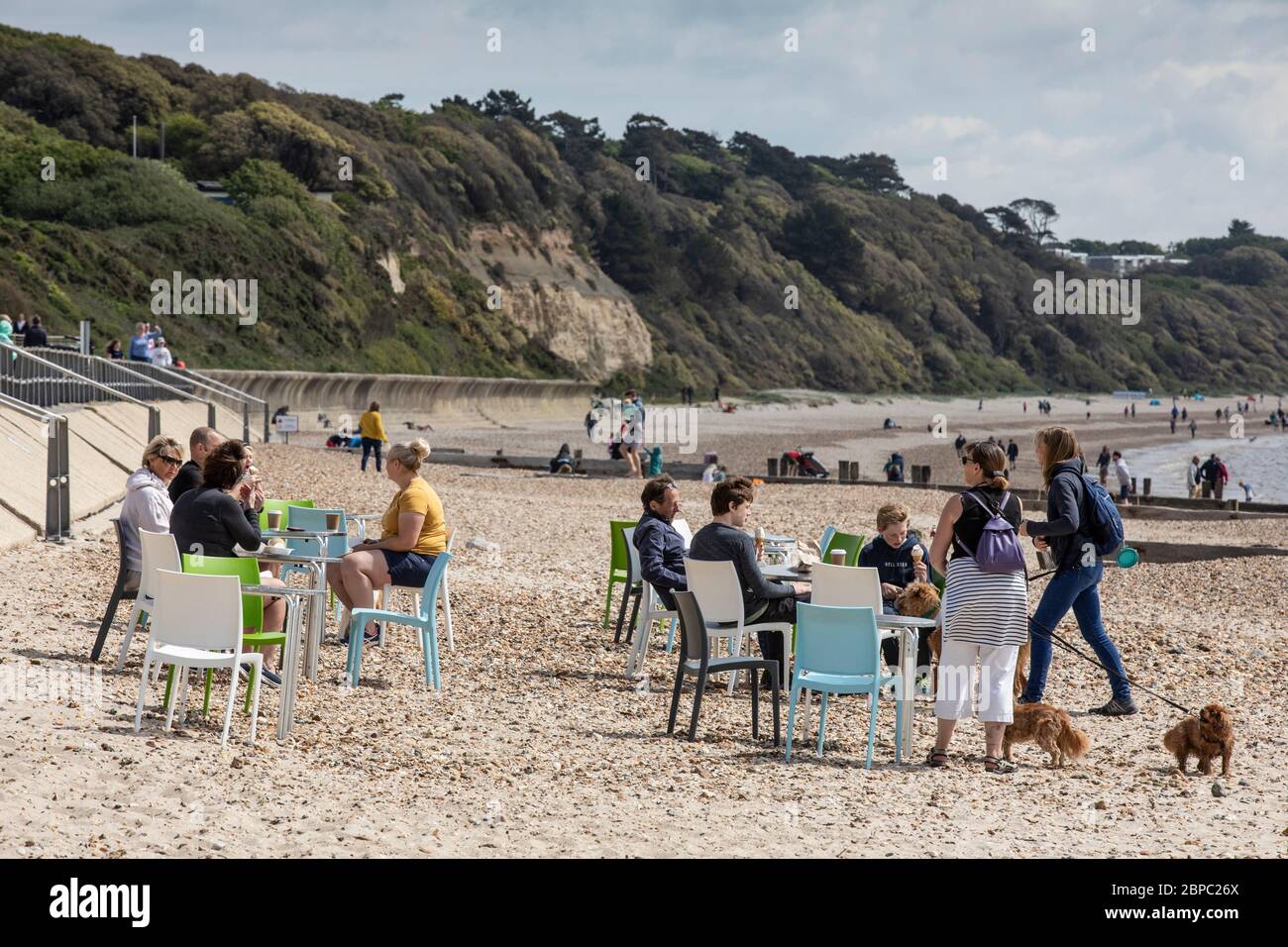Les gens passent leur premier week-end depuis que les mesures de verrouillage du coronavirus ont été relaxées en appréciant d'être dehors sur la plage à Mudeford, Dorset, Angleterre Banque D'Images