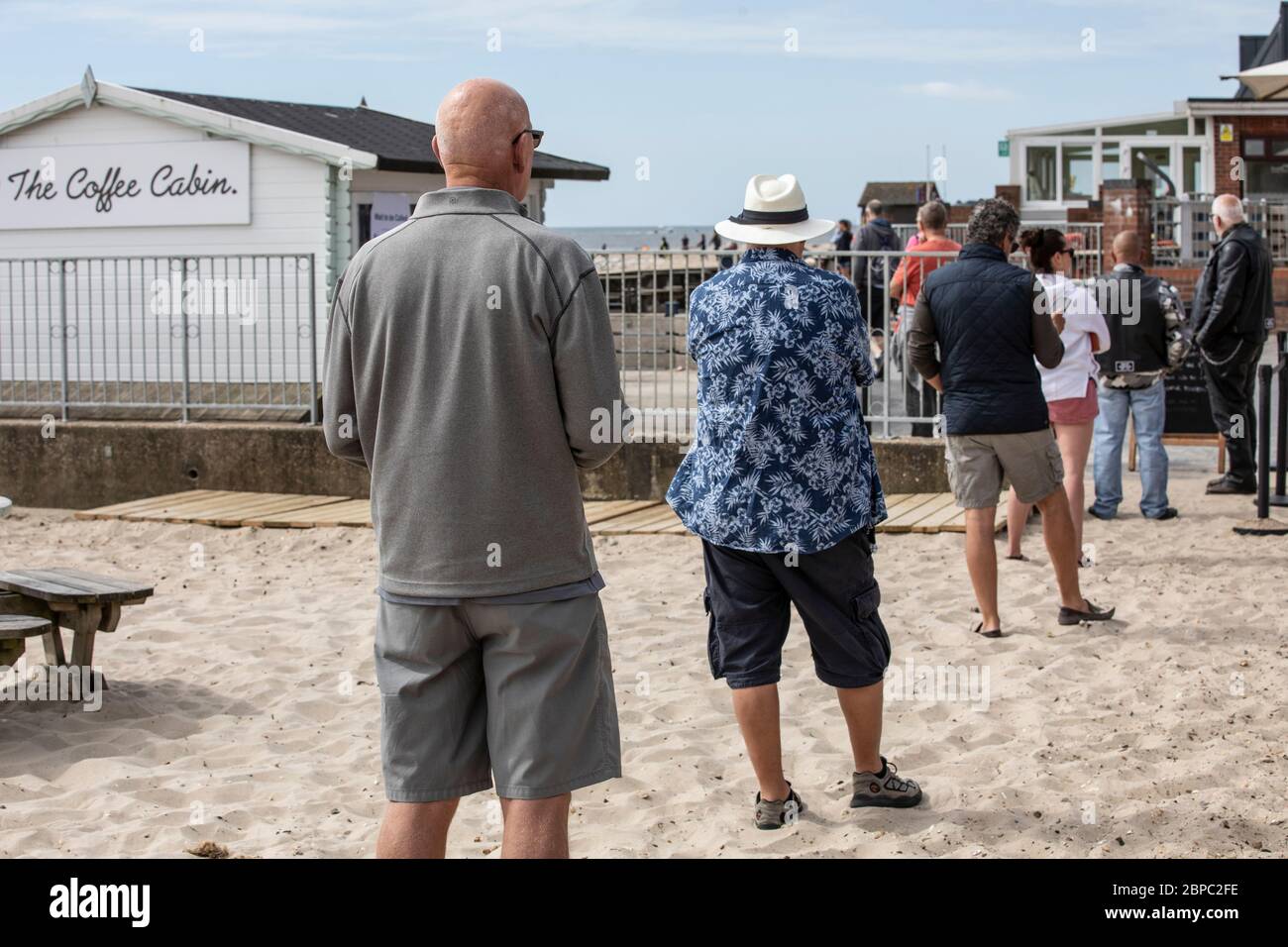 Les gens passent leur premier week-end depuis que les mesures de verrouillage du coronavirus ont été relaxées en appréciant d'être dehors sur la plage à Mudeford, Dorset, Angleterre Banque D'Images
