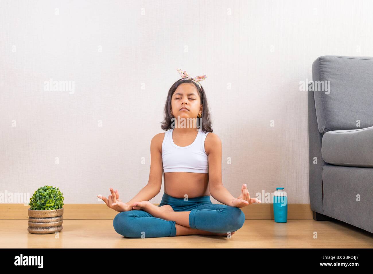 Jeune fille faisant du yoga à la maison Banque D'Images