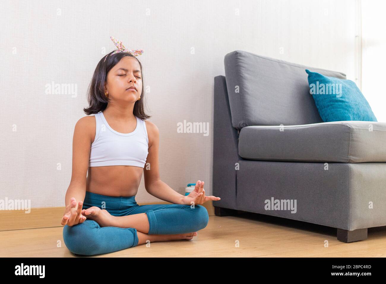 Jeune fille faisant du yoga à la maison Banque D'Images