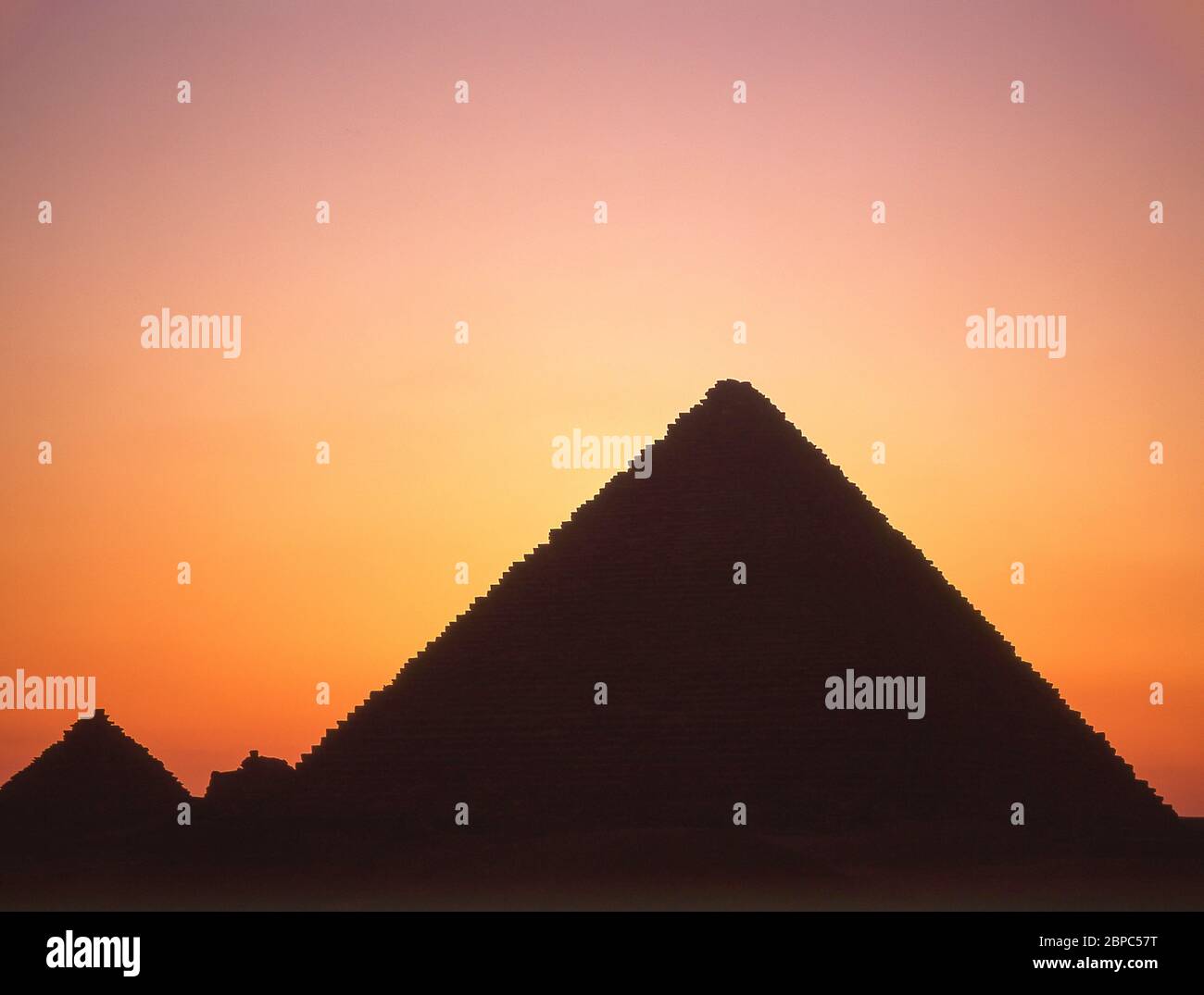 Les grandes pyramides de Gizeh au coucher du soleil, Gizeh, Govergate de Gizeh, République d'Égypte Banque D'Images