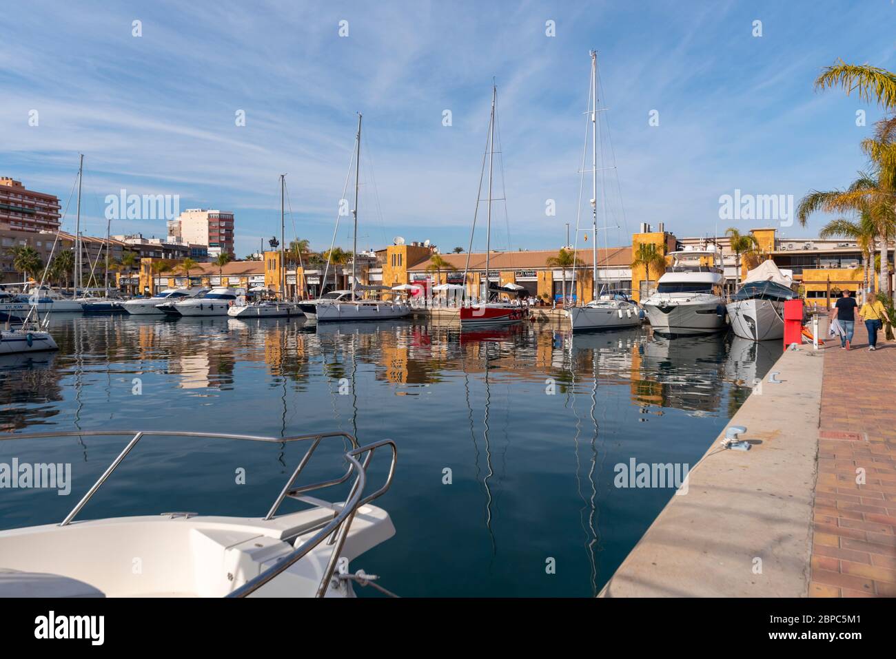 Port de plaisance de Puerto de Mazarron, région de Murcie, Costa Calida, Espagne. Port avec yachts. Réflexions. Les gens marchant, profiter d'une promenade Banque D'Images