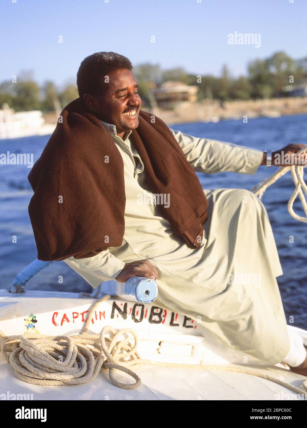 Un marin local de feloucca sur le Nil à Assouan, dans le gouvernorat d'Assouan, République d'Égypte Banque D'Images