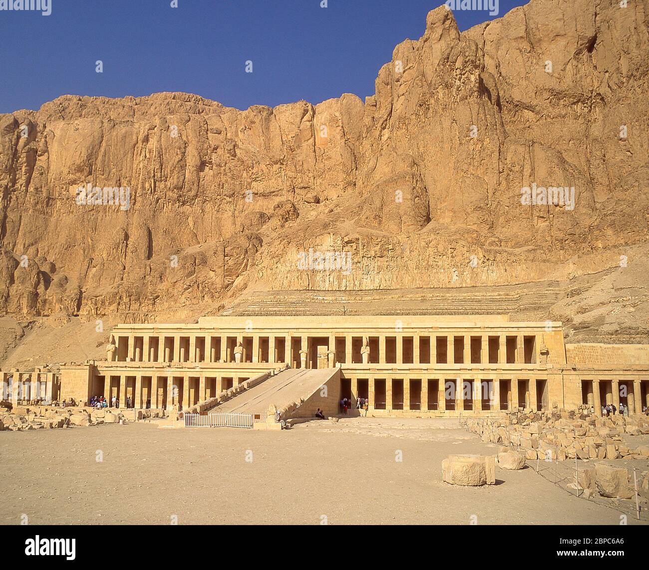 Complexe du temple mortuaire de la reine Hatshepsout, Deir el-Bahri, Louxor, gouvernorat de Louxor, République d'Égypte Banque D'Images