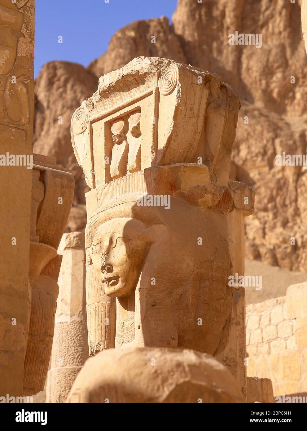 Personnages sculptés au temple mortuaire de la reine Hatshepsout, Deir el-Bahri, Louxor, gouvernorat de Louxor, République d'Égypte Banque D'Images