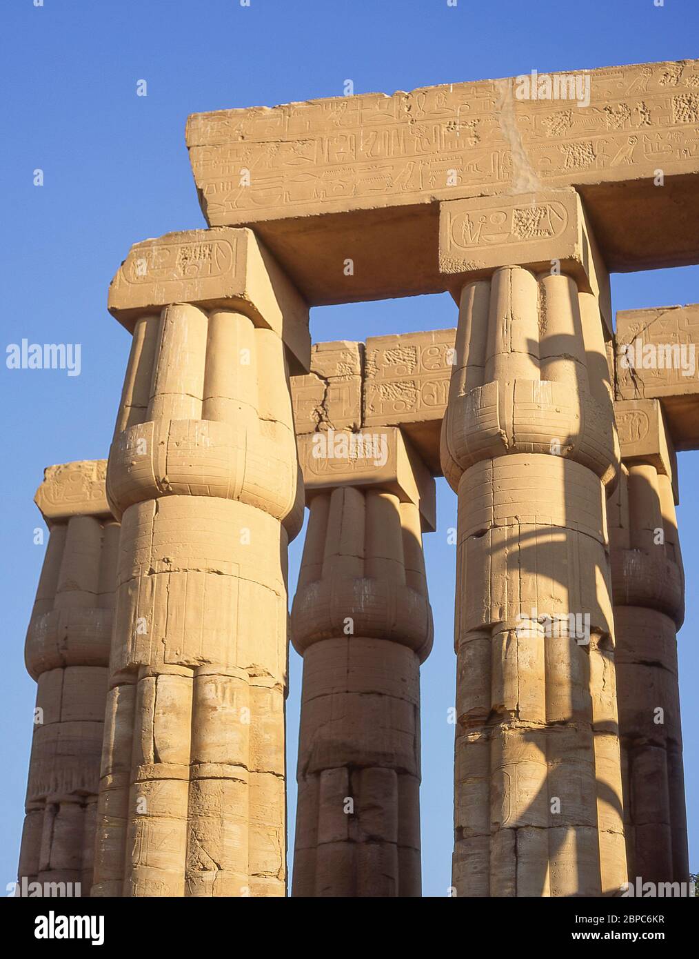 Colonnes d'angle avec hiéroglyphes au complexe du temple de Karnak, El-Karnak, gouvernorat de Karnak, République d'Égypte Banque D'Images