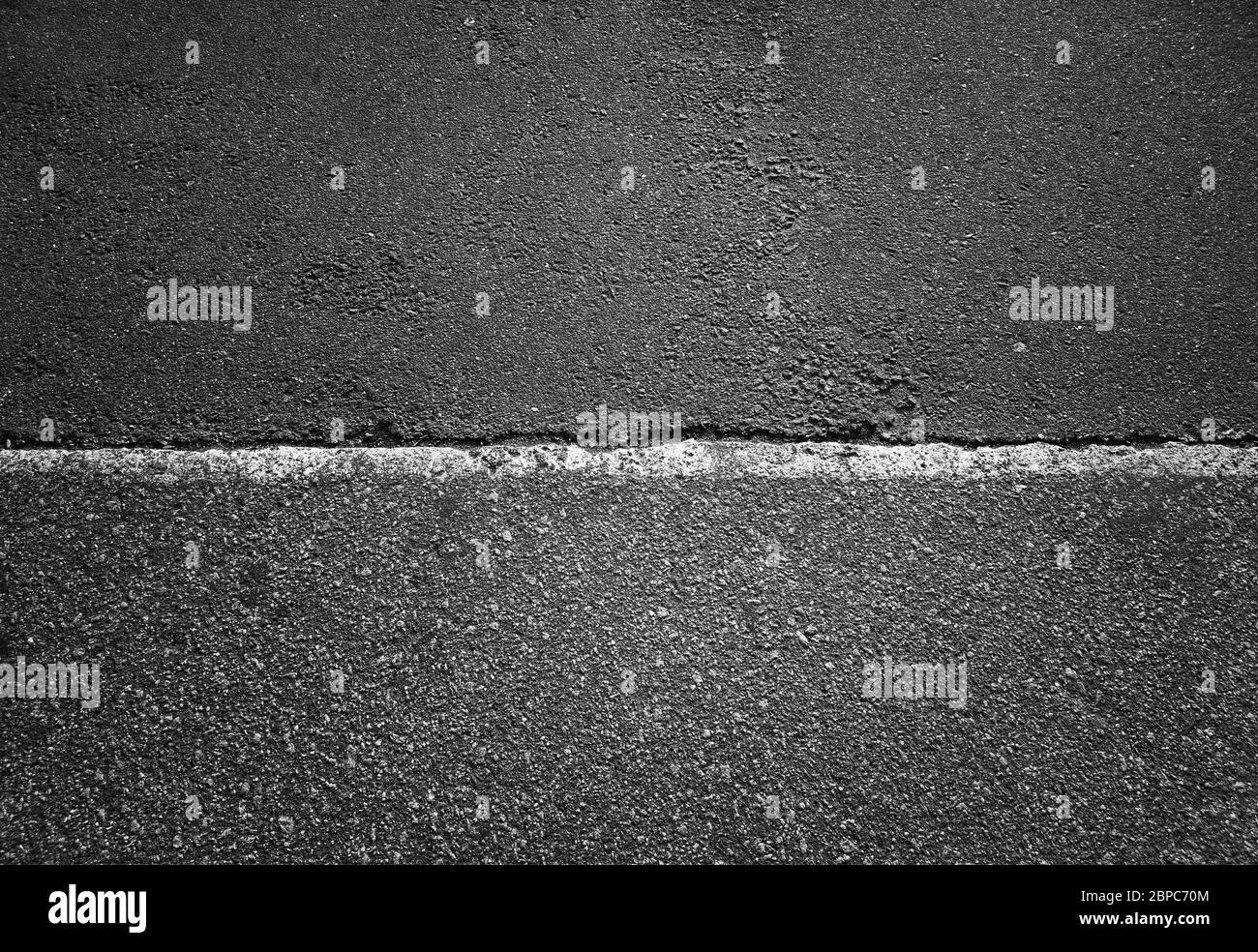 Ligne de séparation horizontale sur la route asphaltée Banque D'Images
