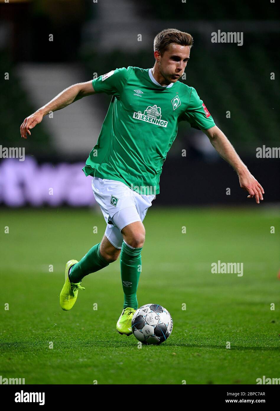Brême, Allemagne. 18 mai 2020. Football, Bundesliga, 26ème jour de match, Werder Bremen - Bayer Leverkusen au stade wohninvest Weser. Johann Eggestein de Brême joue le ballon. Crédit : Stuart Franklin/Getty-Pool/dpa - REMARQUE IMPORTANTE : Conformément aux règlements de la DFL Deutsche Fußball Liga et de la DFB Deutscher Fußball-Bund, il est interdit d'exploiter ou d'exploiter dans le stade et/ou à partir du jeu pris des photos sous forme d'images de séquence et/ou de séries de photos de type vidéo./dpa/Alay Live News Banque D'Images