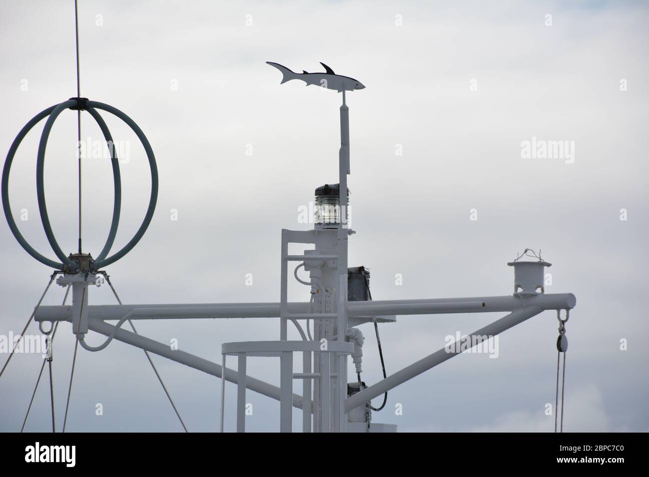 Le mât de l'Akademik Sergueï Vavilov, un navire de recherche russe affrété par One Ocean Expeditions, à Svalbard, en Norvège arctique. Banque D'Images