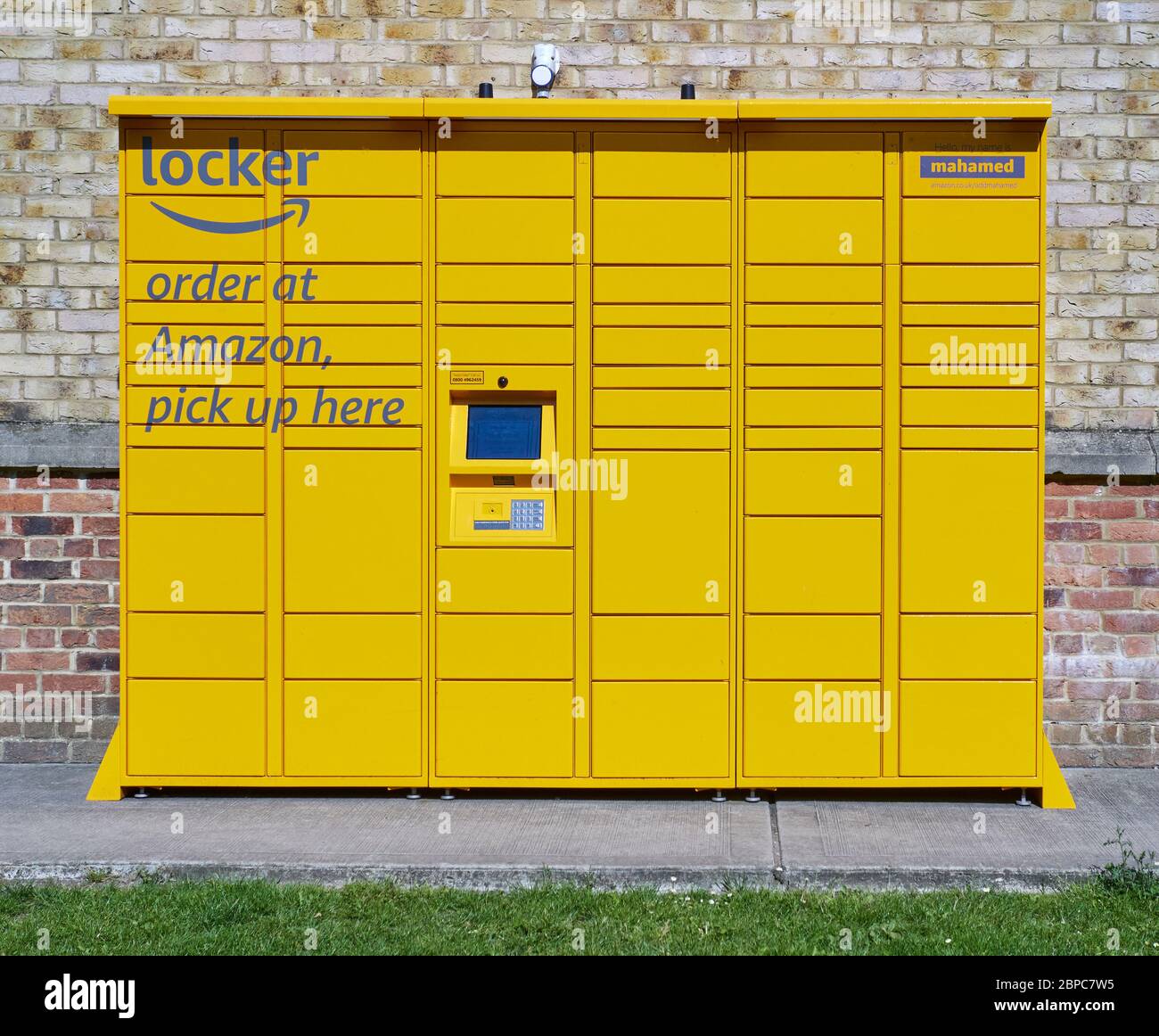 Amazon Locker est un kiosque en libre-service pour la collecte en toute sécurité des commandes en ligne, Amazon.com, Inc a été fondée par Jeff Bezos en juillet 1994 Banque D'Images
