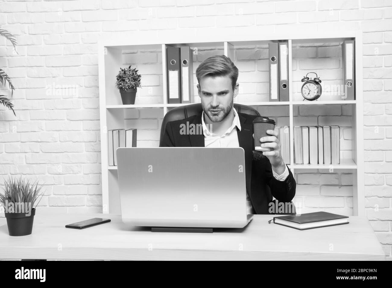 Création d'affaires en ligne. Homme d'affaires travaille sur ordinateur. Entraîneur professionnel d'affaires au bureau. Blogueur. Assistant Virtuel. Concepteur ou développeur Web. Communication d'affaires en ligne sur la tasse à café. Banque D'Images