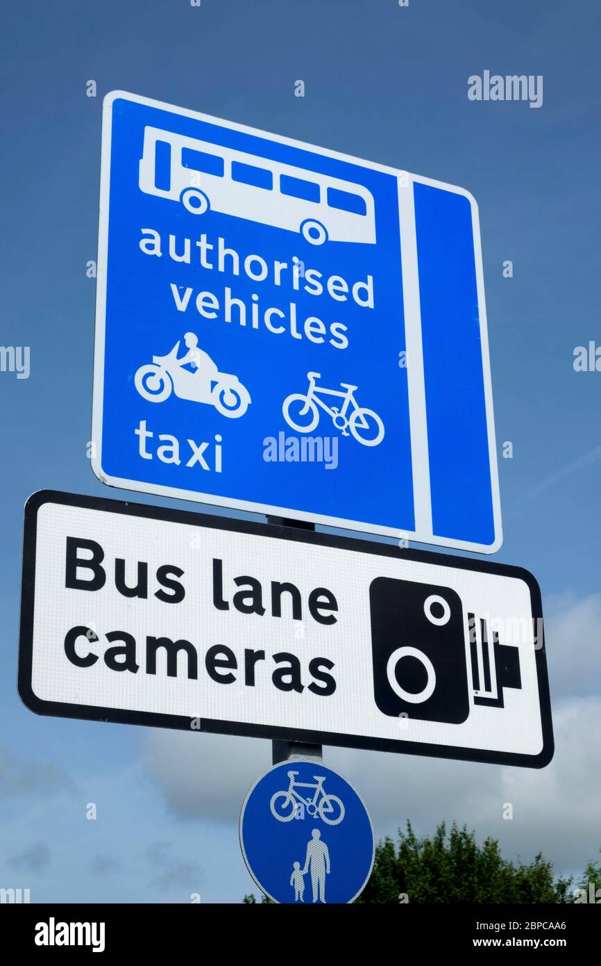 Véhicules autorisés seulement, signalisation pour une voie de bus. Panneau des caméras de la voie d'autobus. Banque D'Images