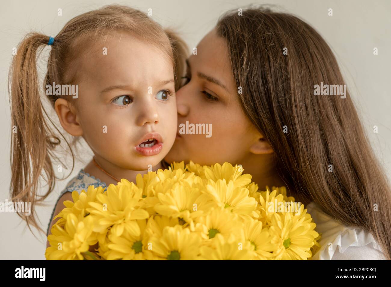 Maternite Fete Des Meres Anniversaire Enfance Concept De Famille Petite Fille En Robe De Gros Plan Felicitez Et Donnez A La Jeune Mere Un Bouquet De Jaune Photo Stock Alamy