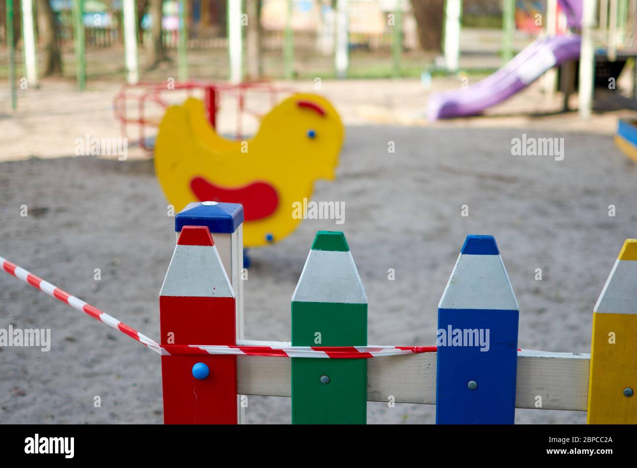 Signe d'avertissement de quarantaine. Aires de jeux pour enfants fermées. Coronavirus, éclosion de Covid-19. Banque D'Images