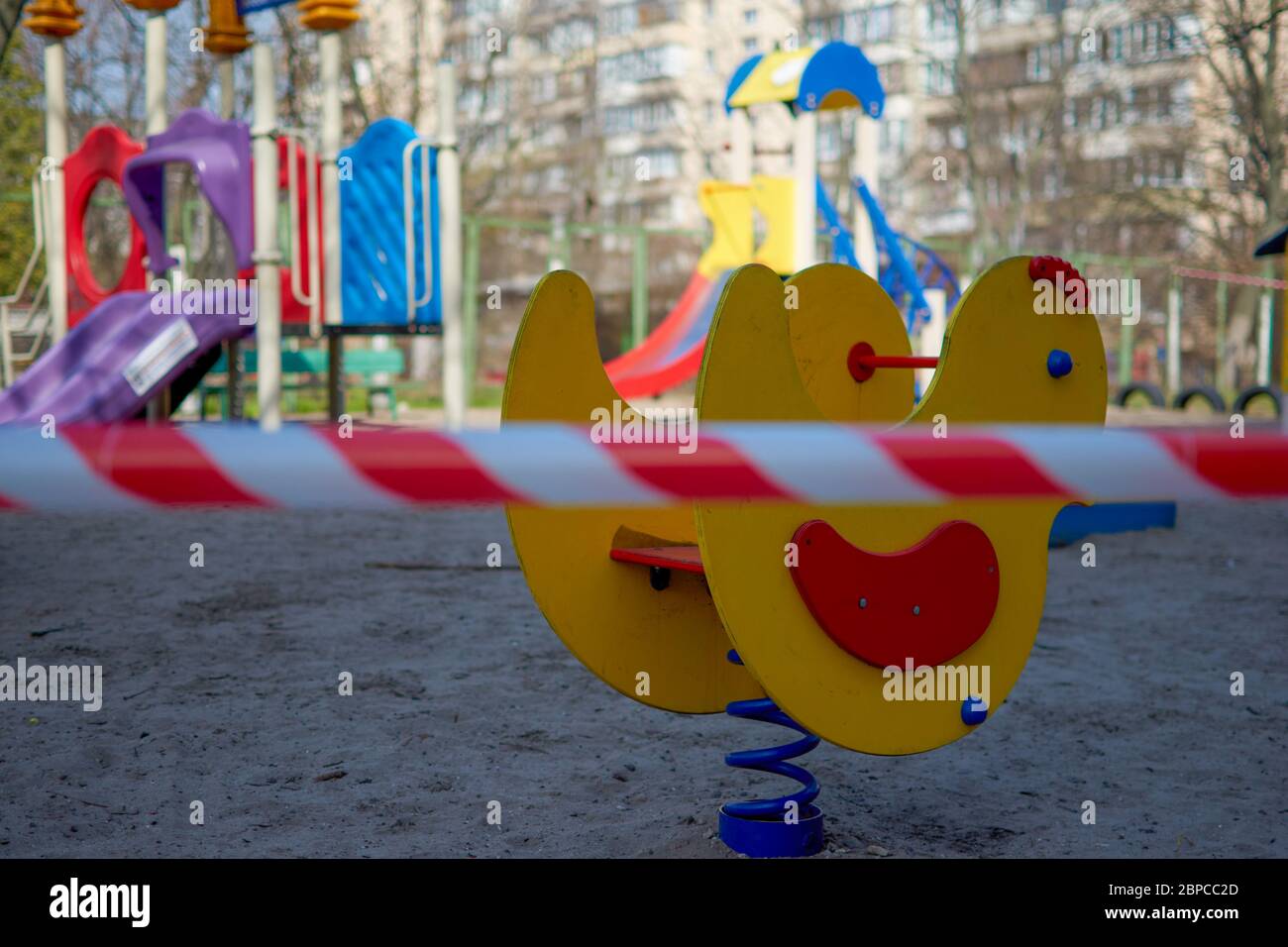 Signe d'avertissement de quarantaine. Aires de jeux pour enfants fermées. Coronavirus, éclosion de Covid-19. Banque D'Images