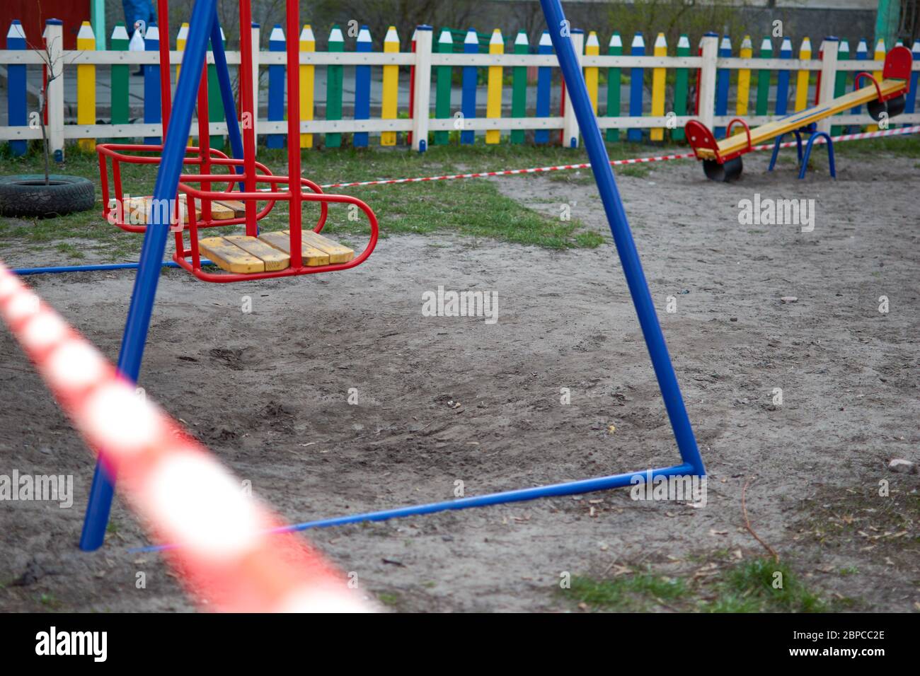 Signe d'avertissement de quarantaine. Aires de jeux pour enfants fermées. Coronavirus, éclosion de Covid-19. Banque D'Images