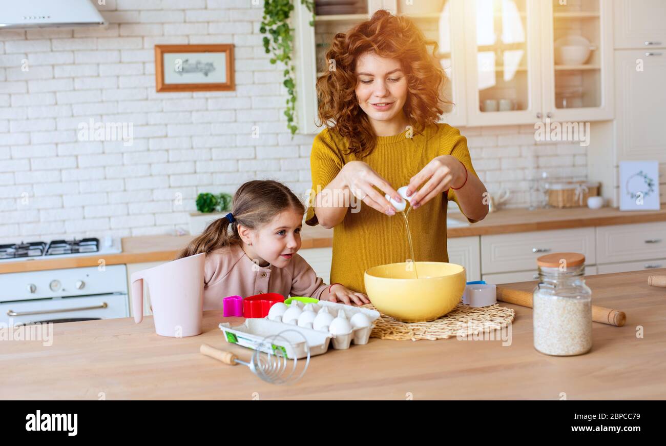 La Mere Et La Fille Preparent Un Gateau Ensemble Dans La Cuisine Photo Stock Alamy