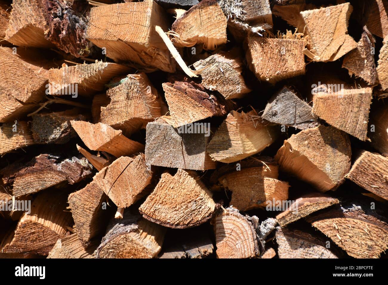Holz, Scheit, Holzscheit, Brennholz, aufgestapelt, gespalten, Spaltholz, aufgespalten, Bio, nachhaltig, brennen, Feuer, Wärme, heizen, Vorsorge, Lager Banque D'Images