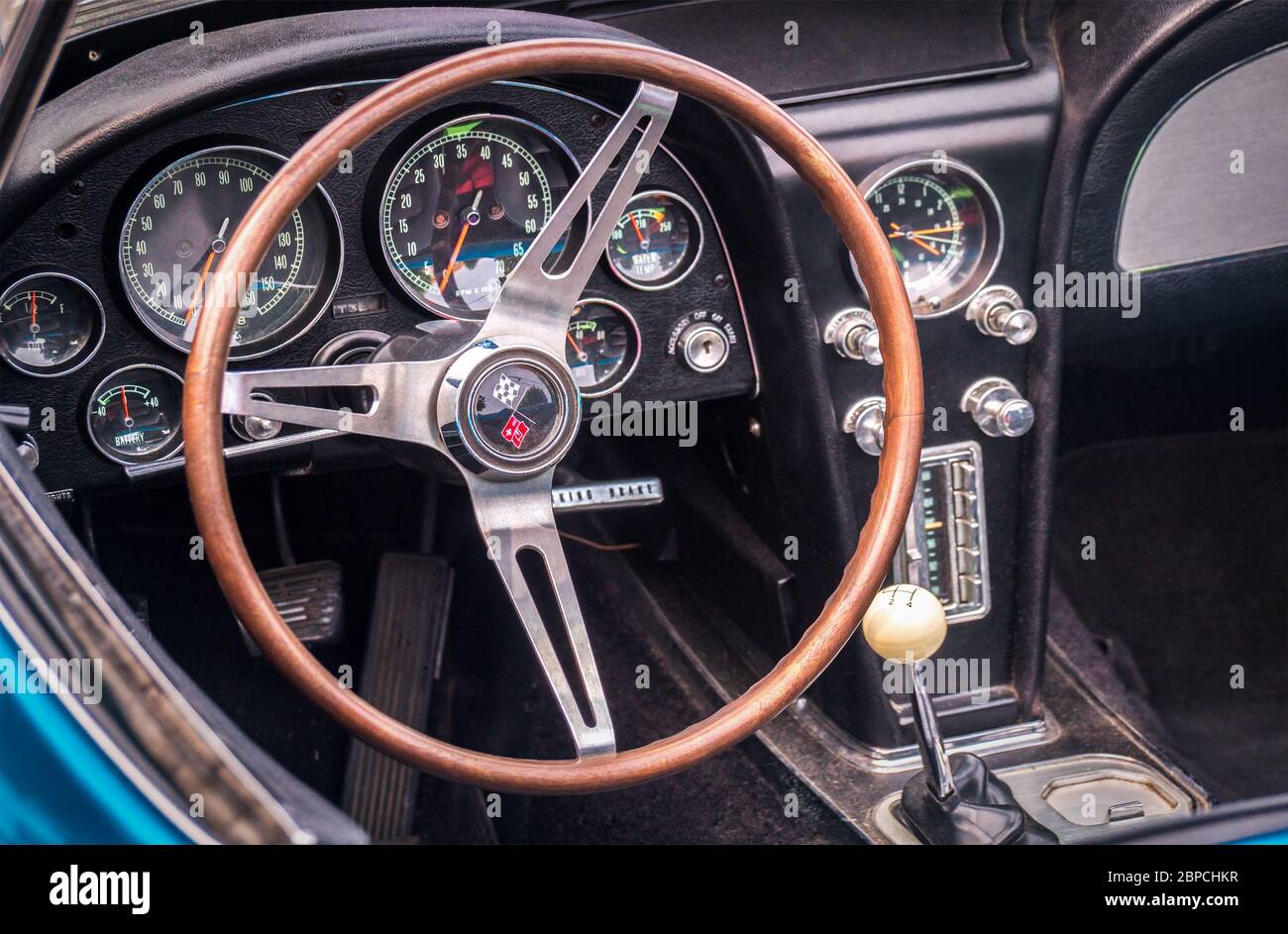 TORONTO, CANADA - 08 18 2018 : volant avec logo sur le bouton de l'avertisseur sonore, cadrans et boutons sur le panneau avant de la Corvette Sting Ray oldtimer 1966 de Chevrolet Banque D'Images