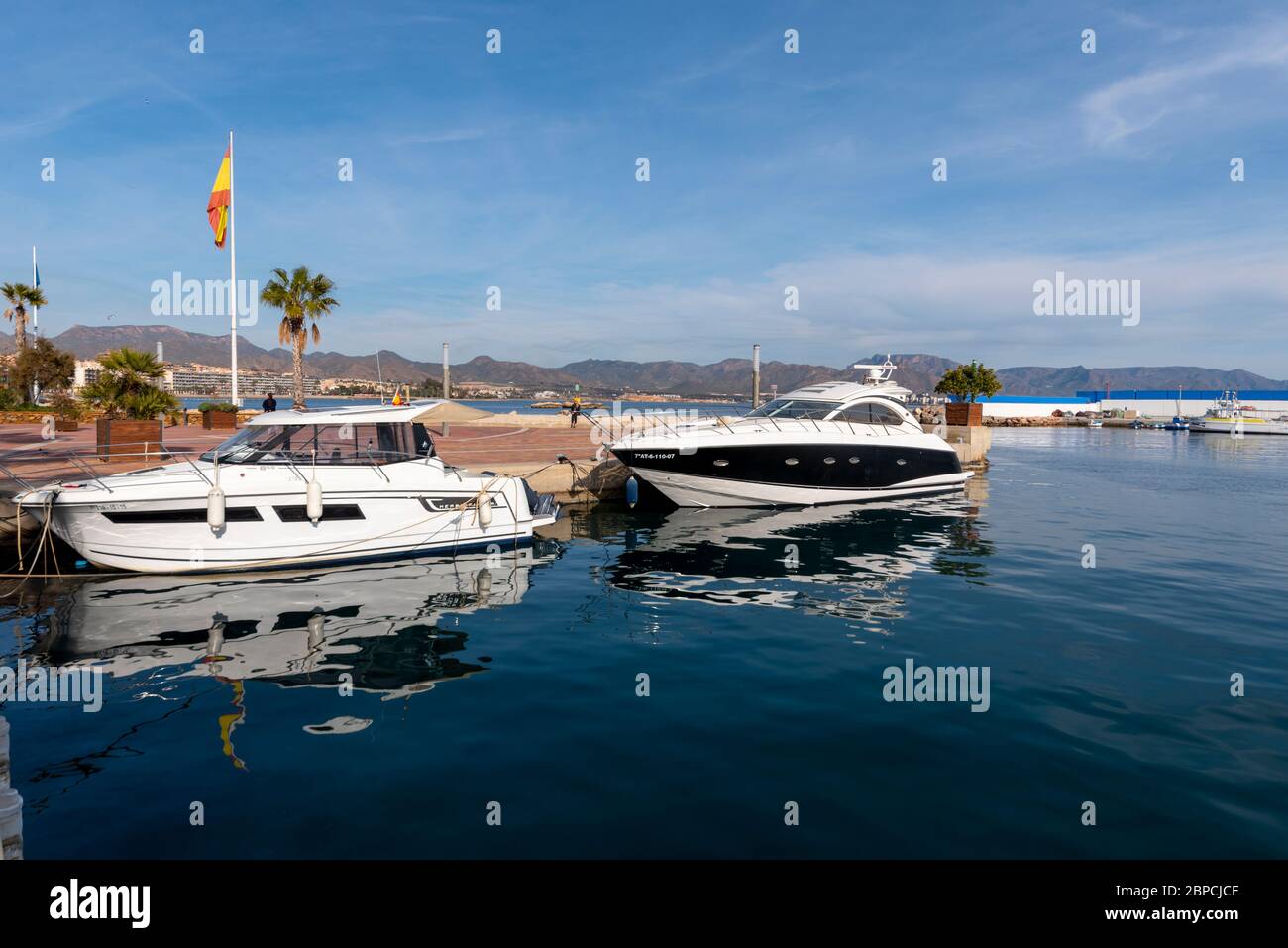 Marina à Puerto de Mazarron, région de Murcie, Costa Calida, Espagne. Port avec yachts. Réflexions. Personne lisant, distant Banque D'Images