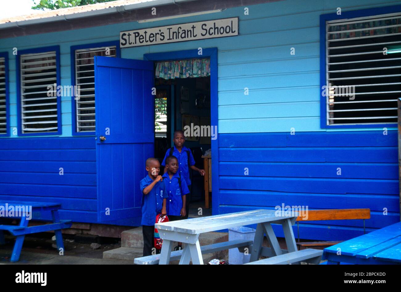 Dennery Village St Lucia Boys debout à l'extérieur de l'école St Peter's Infants School Banque D'Images