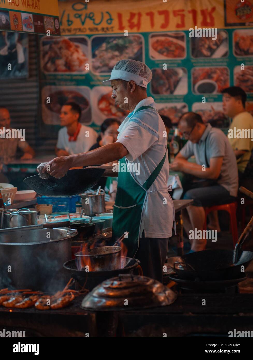 Bangkok, Thaïlande - 26 janvier 2019 : cuisine du chef cuisinier de rue sur la route de Yaowarat Banque D'Images