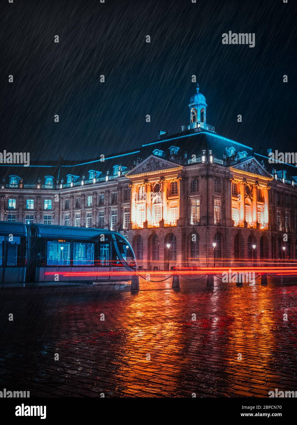 Place de la Bourse avec tramway et miroir de nuit, Bordeaux, France Banque D'Images