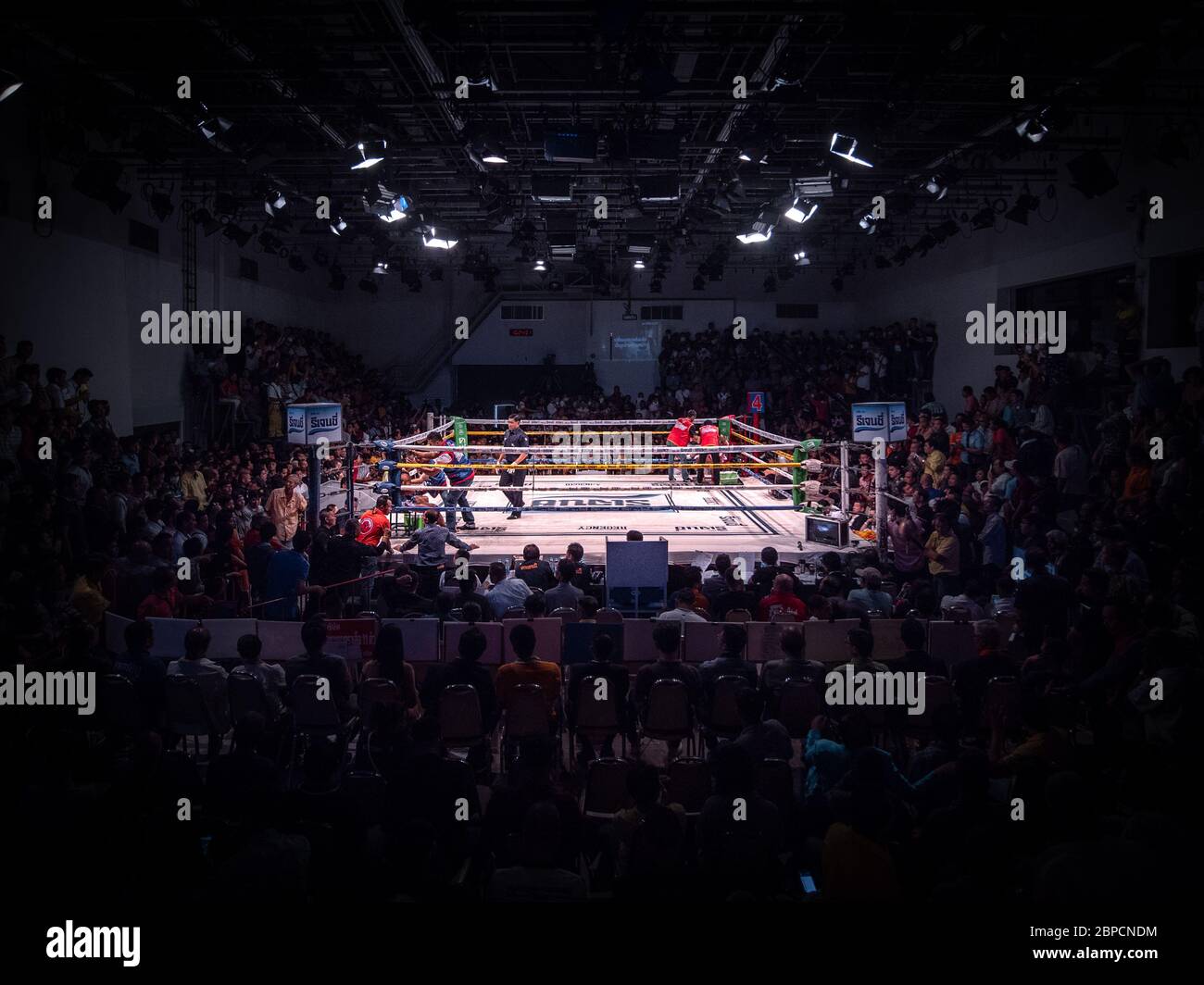 Muay Thai se bat au Channel 7 Stadium à Bangkok Banque D'Images