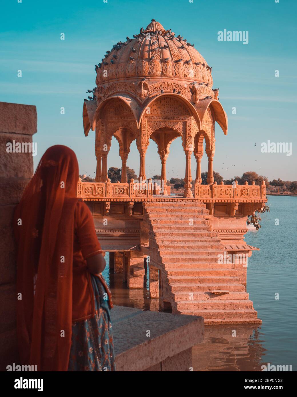 Femme portant sari devant le lac à Jaisalmer Banque D'Images