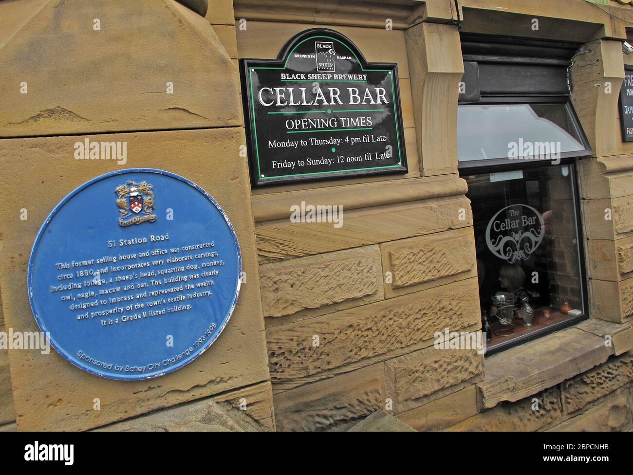 Le bar Cellar, 51 Station Road, Batley, West Yorkshire, Angleterre, Royaume-Uni, sur la piste de Transennine Real Ale Banque D'Images