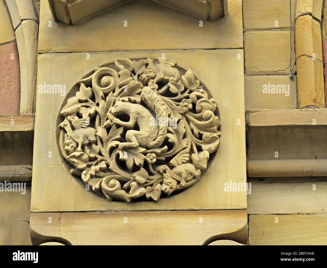 Bâtiment classé, 51 Station Road, Batley, West Yorkshire, Angleterre, sculptures élaborées Monkeys, tête de mouton, chien, hibou, aigle, macaw, chauve-souris Banque D'Images