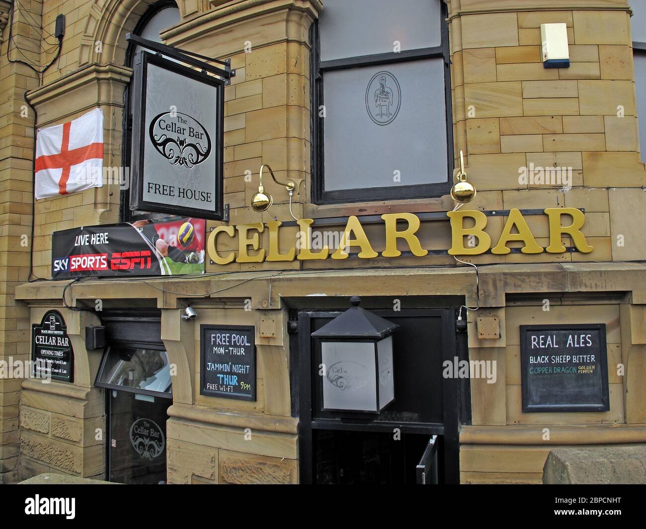 Le bar Cellar, Station Road, Batley, West Yorkshire, Angleterre, Royaume-Uni, sur la piste Transpennine Real Ale Banque D'Images