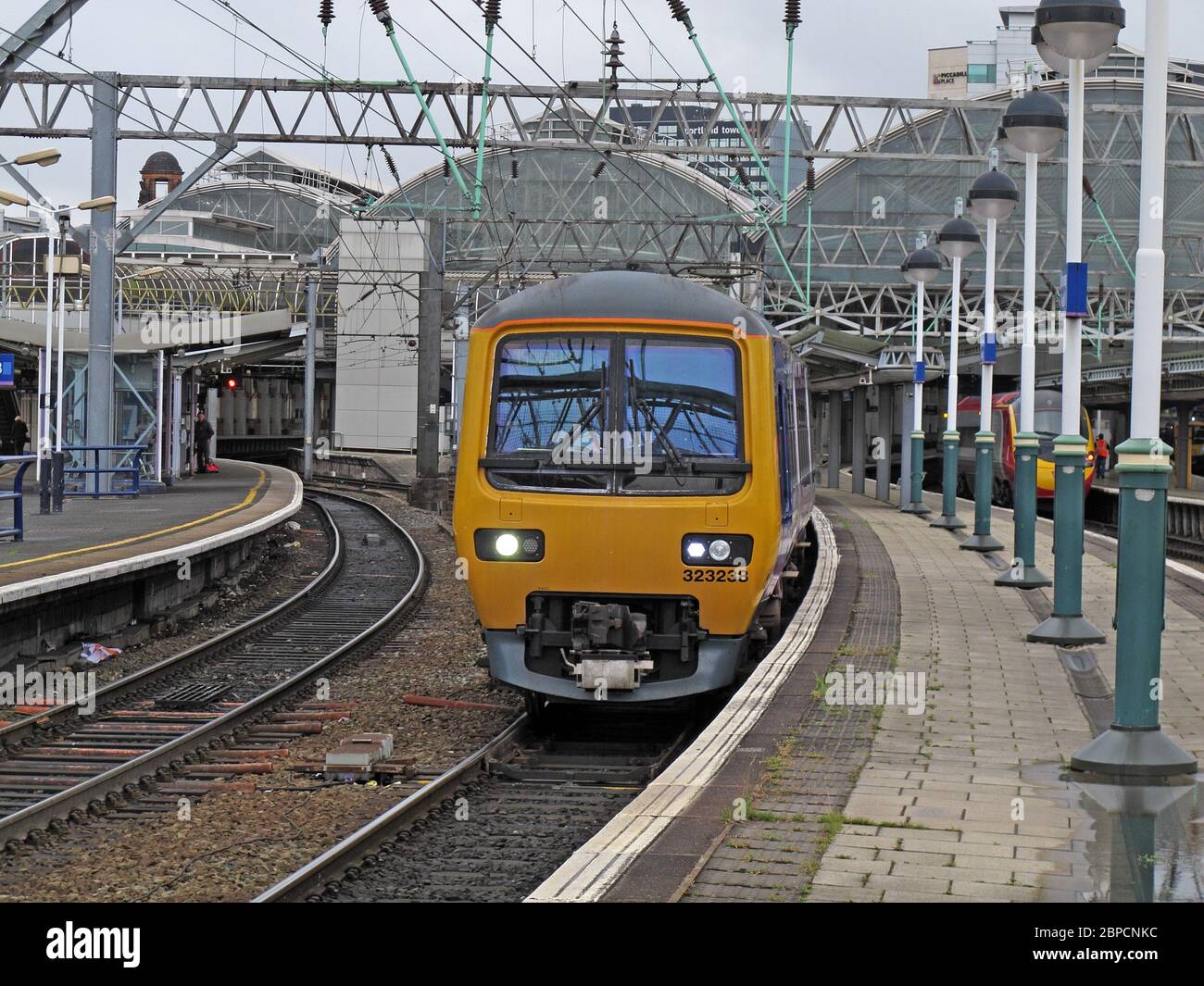 EMU 323238 départ de Manchester Piccadilly Railway station, Lancashire, Angleterre, Royaume-Uni, M60 7RA Banque D'Images