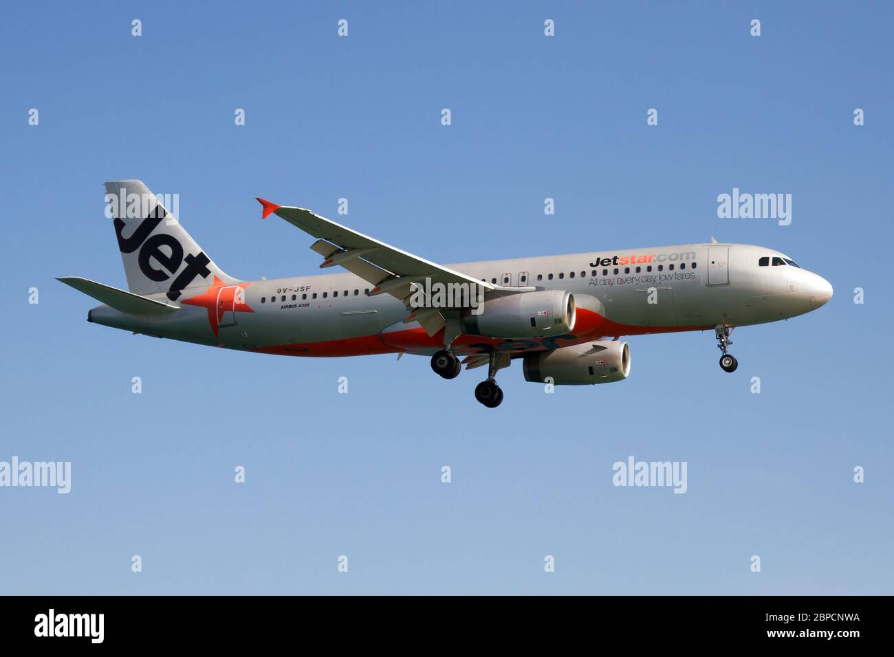 Un Airbus 320 de Jetstar Asia Airways atterrit à l'aéroport de Phuket. Banque D'Images