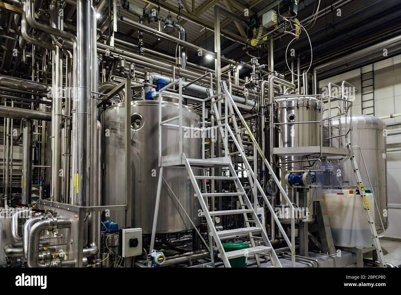 Équipement de brassage moderne dans une usine de bière, cuves en acier pour la fermentation et la maturation des boissons Banque D'Images