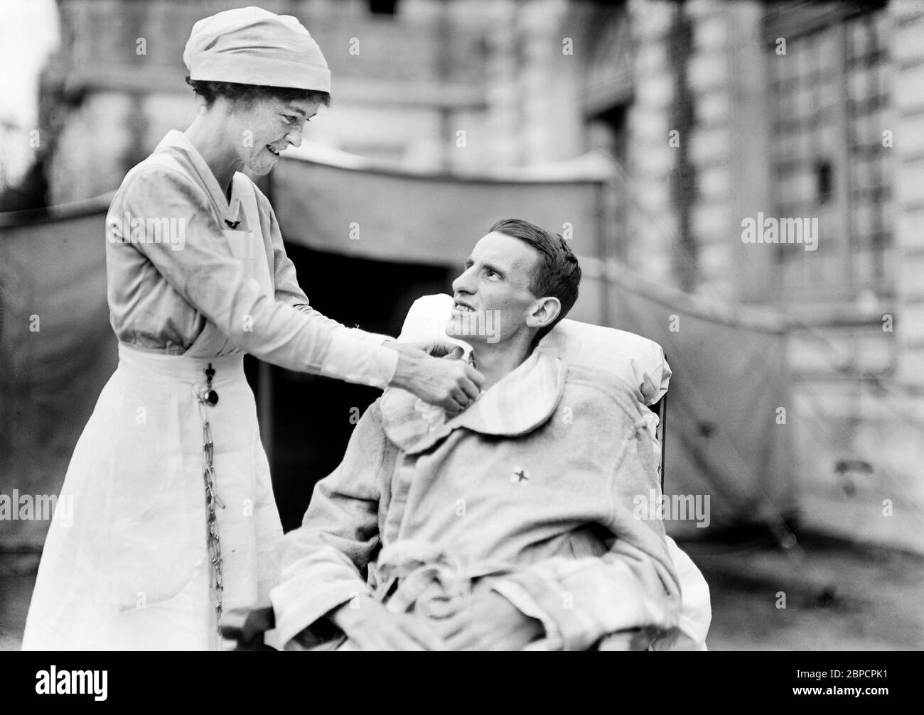 Soldat américain blessé avec l'infirmière de la Croix-Rouge américaine, Hôpital militaire américain n° 1, Paris, France, Lewis Wickes Hine, American National Red Cross Photograph Collection, août 1918 Banque D'Images