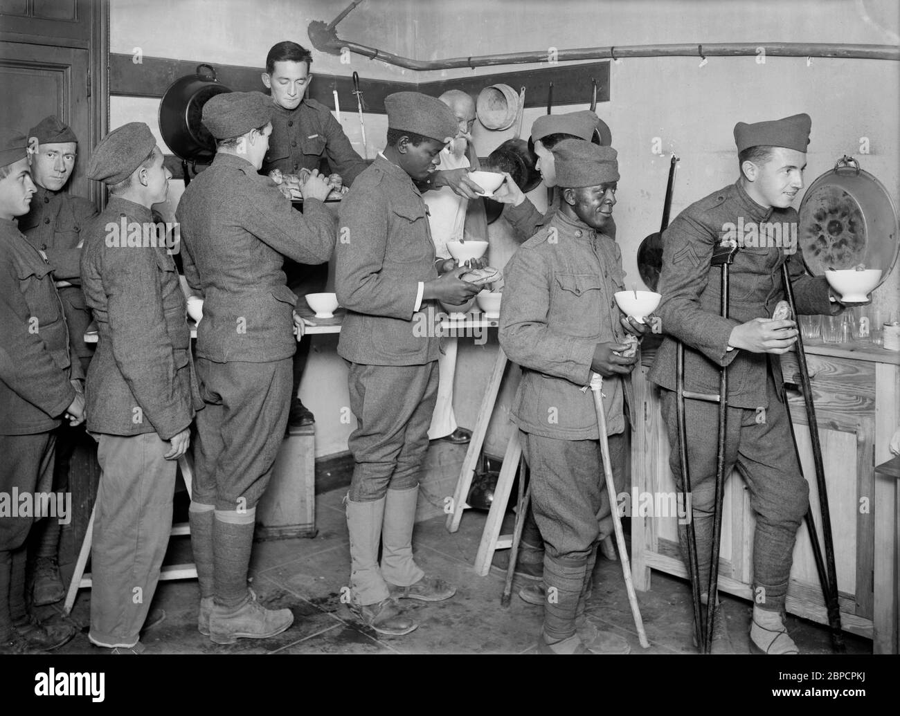 Les soldats américains se nourrir à la Canteen établie au sous-sol du Bureau des réfugiés de la Croix-Rouge américaine, Toulouse, France, Lewis Wickes Hine, American National Red Cross Photograph Collection, octobre 1918 Banque D'Images