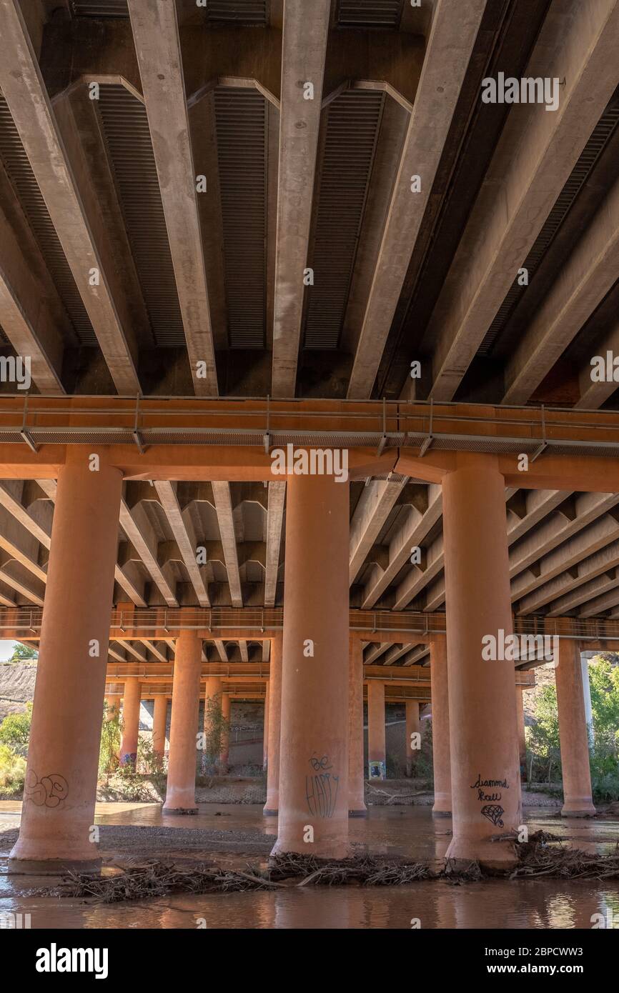 Sous l'Interstate I-40, passez le Rio Grande au Nouveau-Mexique Banque D'Images