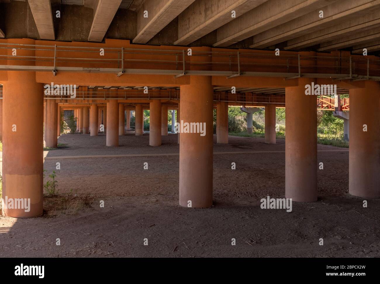 Sous l'Interstate I-40, passez le Rio Grande au Nouveau-Mexique Banque D'Images