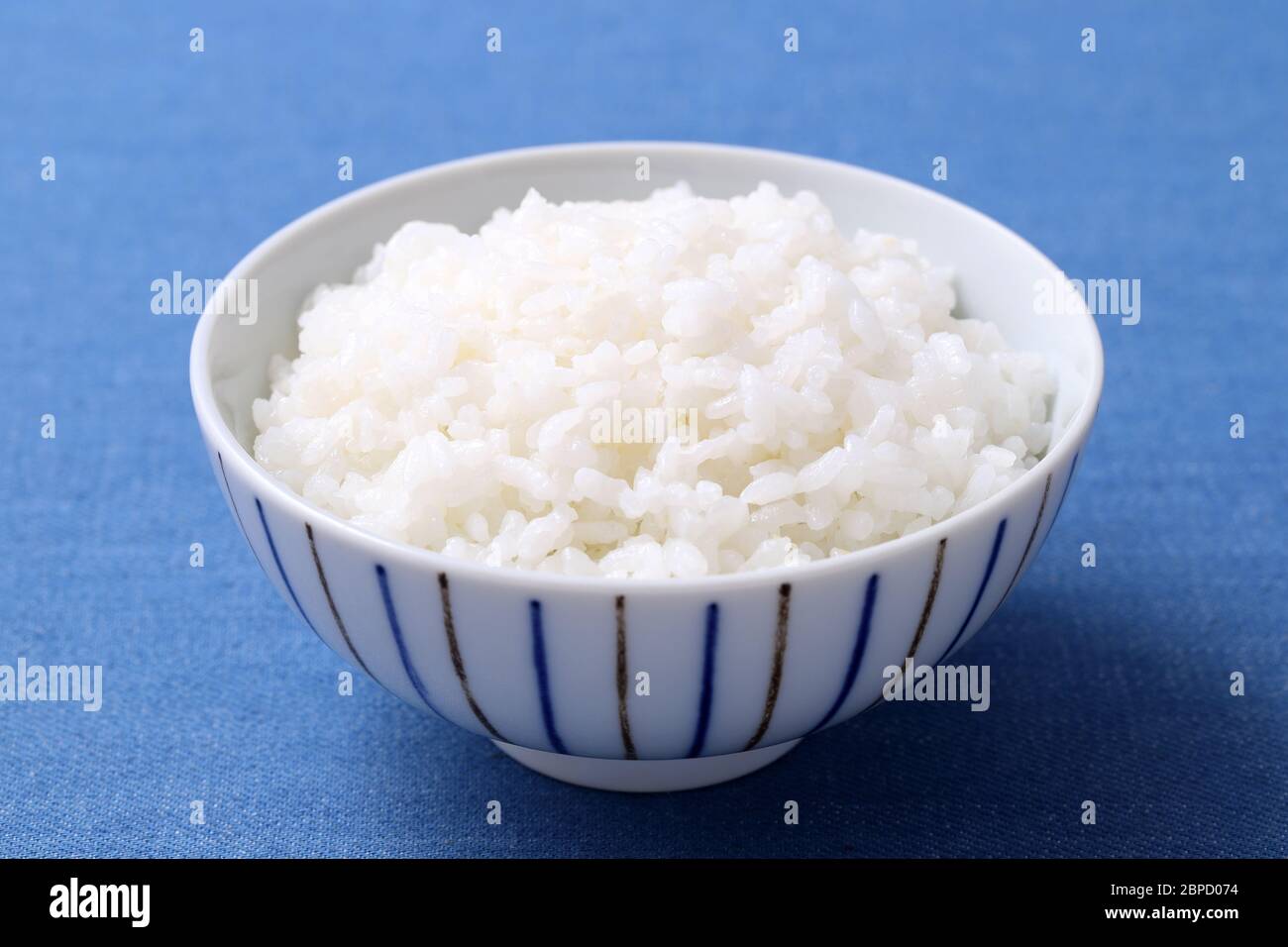 Riz blanc cuit au Japon dans un bol. Aliments de base japonais Banque D'Images