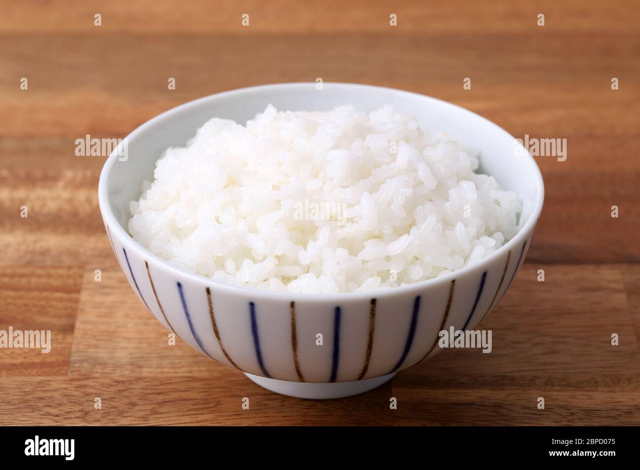Riz blanc cuit au Japon dans un bol. Aliments de base japonais Banque D'Images